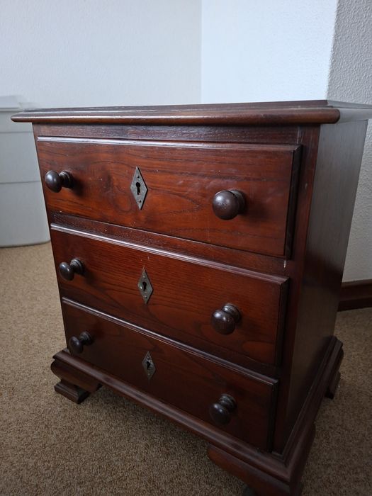 2 mesas de cabeceira em madeira escura