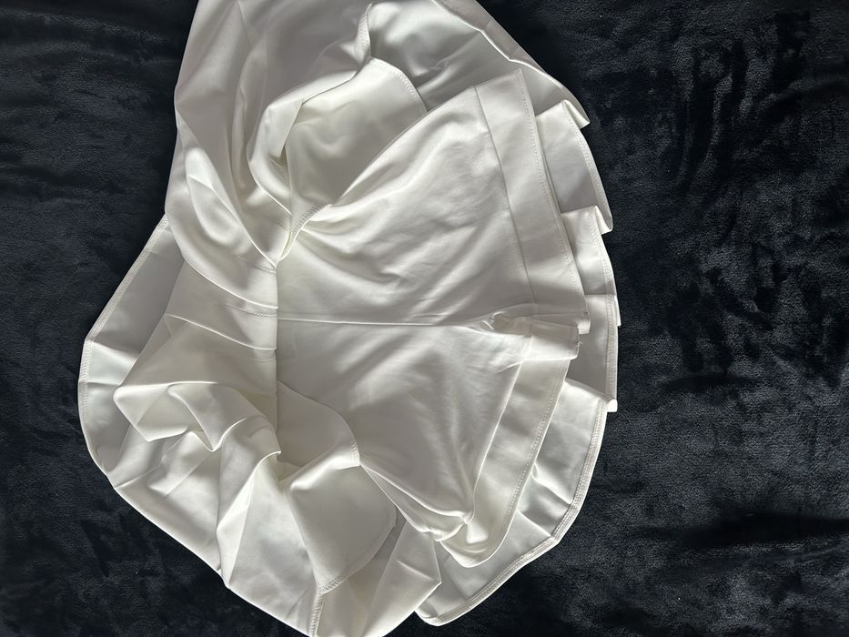 біла спідниця.