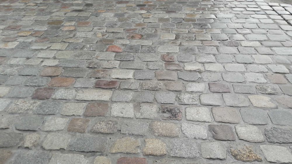 starobruk granitowy wyślizgany historyczny kostka brukowiec kamień pol