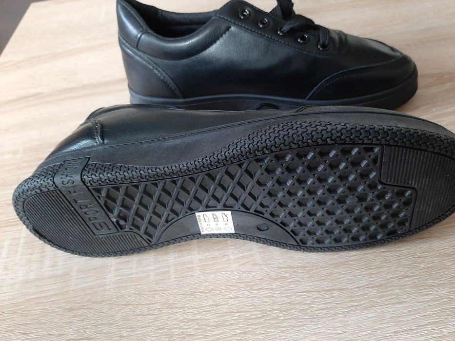 Buty damskie sportowe czarne.
