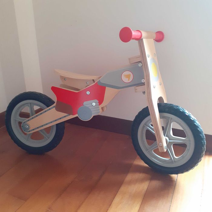 Bicicleta de aprendizagem em madeira para criança
