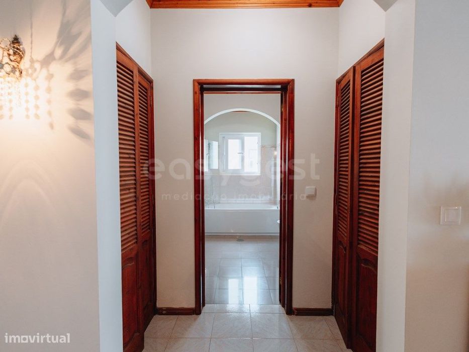 Moradia T4 com garagem nos Mosteiros.