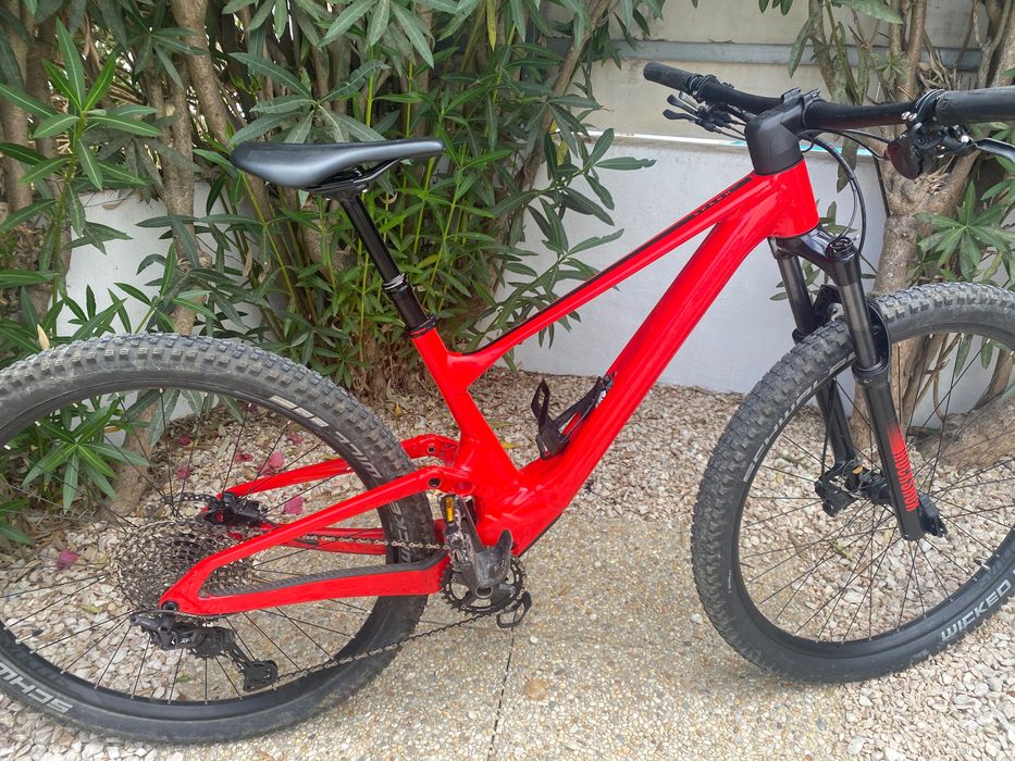 2 full suspension Scott MTBs and Thule rack