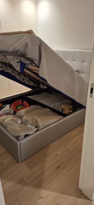 Mobília de quarto,  cama elevatória, colchão,camiseiro e uma mesinha.