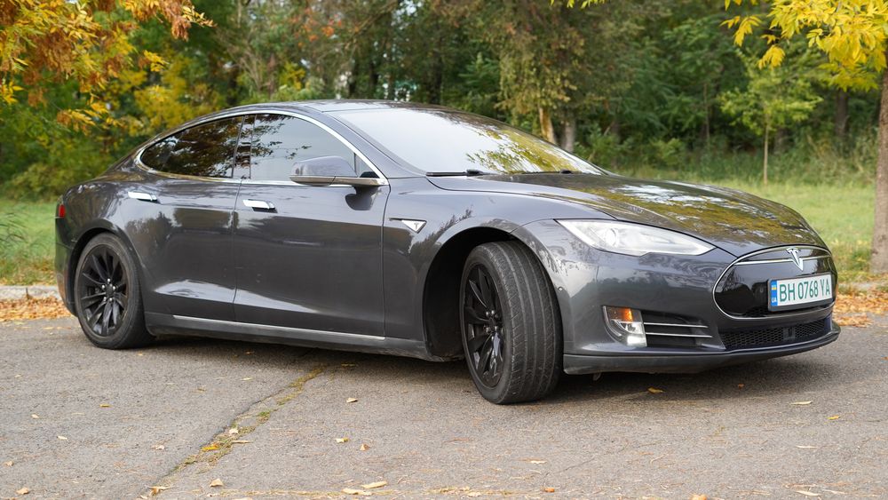 Tesla model S 85D