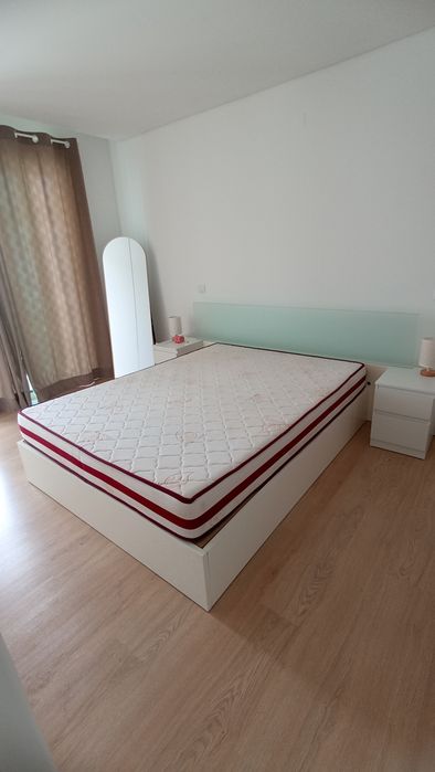 Cama de casal com cabeceira elétrica