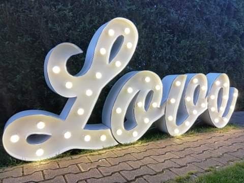 Ślubne dodatki wypożyczalnia. Ciężki dym, napis Love, serce, bańki