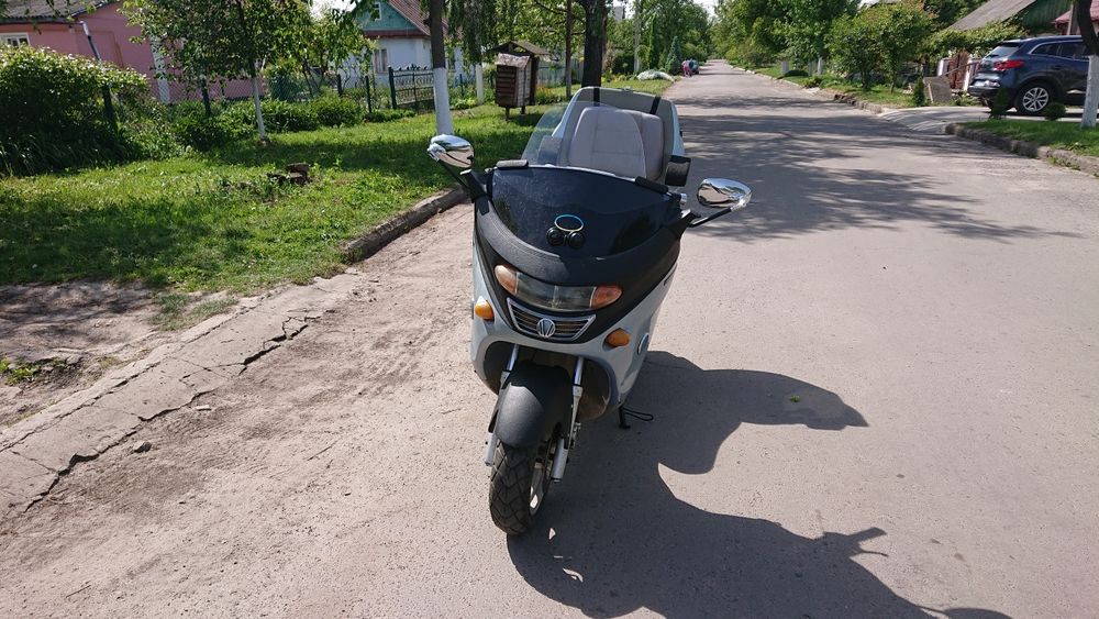 Скутер з великим-штатним багажником.