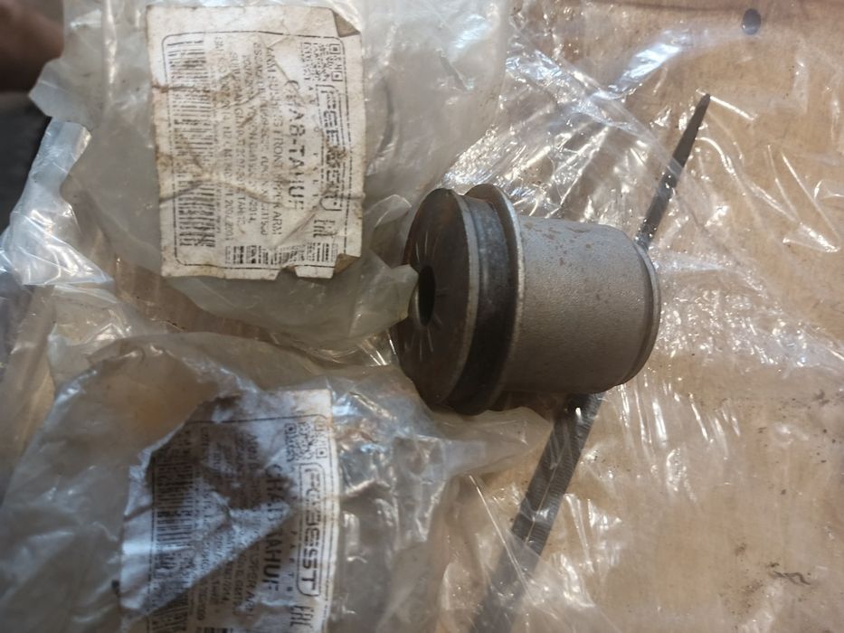 Продам сайлентблоки верхнього переднього важеля Febest CHABTAHUF