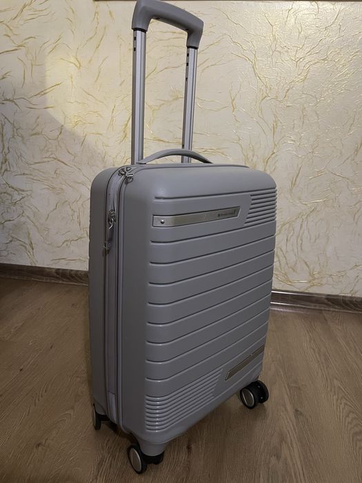 Вмістка та надійна маленька валіза чемодан Snowball