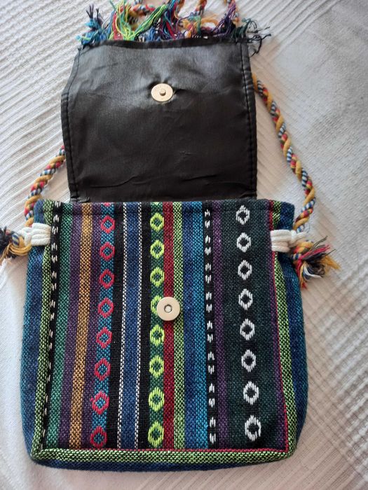 Bolsa artesanal, bordada