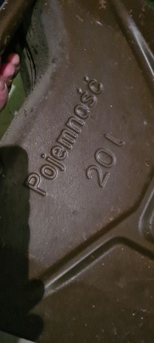 Kanistry  metalowe,  20 L. różne