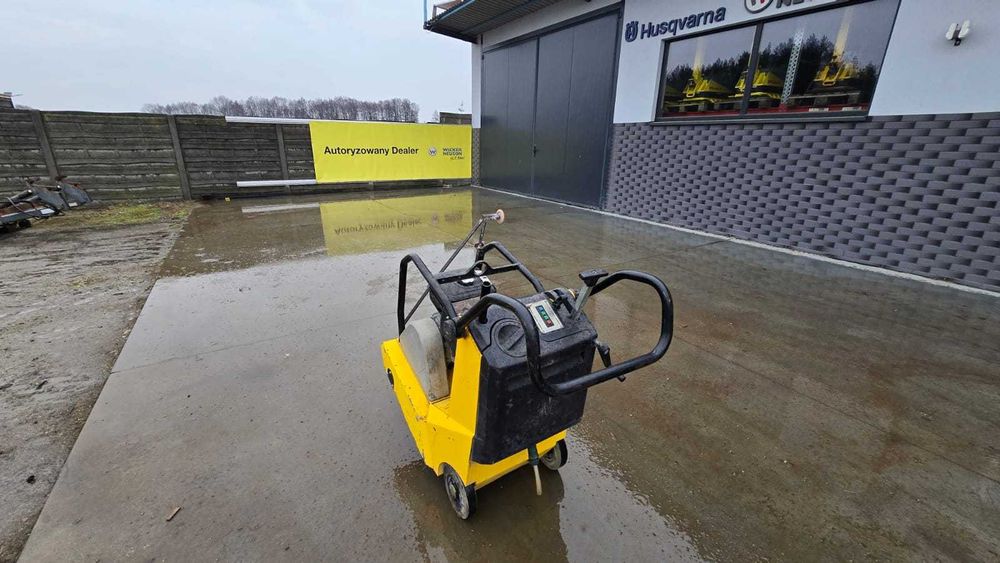 Piła na wózku przecinarka do betonu asfaltu Wacker Neuson z napędem