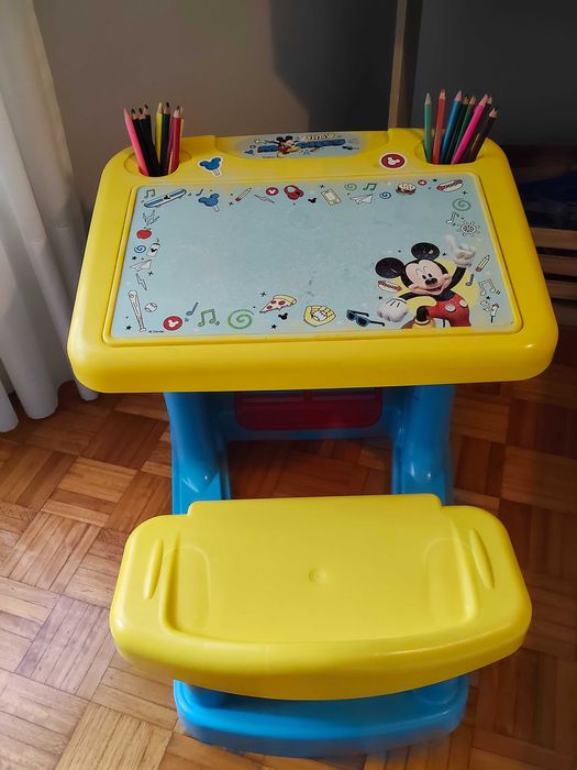 Mesa com cadeiras Mickey