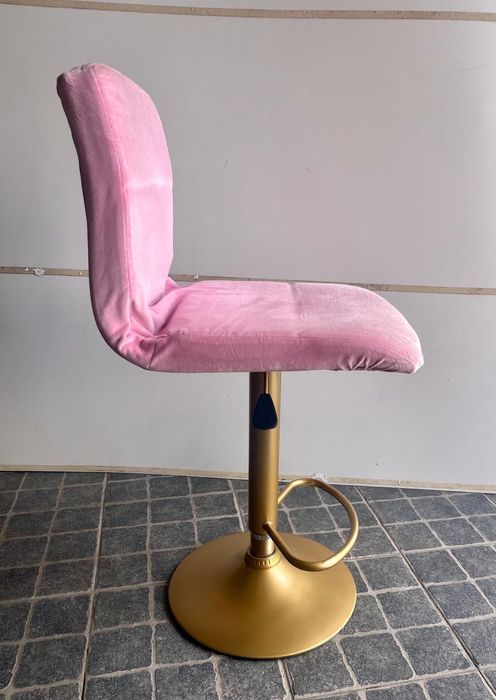 Cadeira elevatória cinza com capa rosa