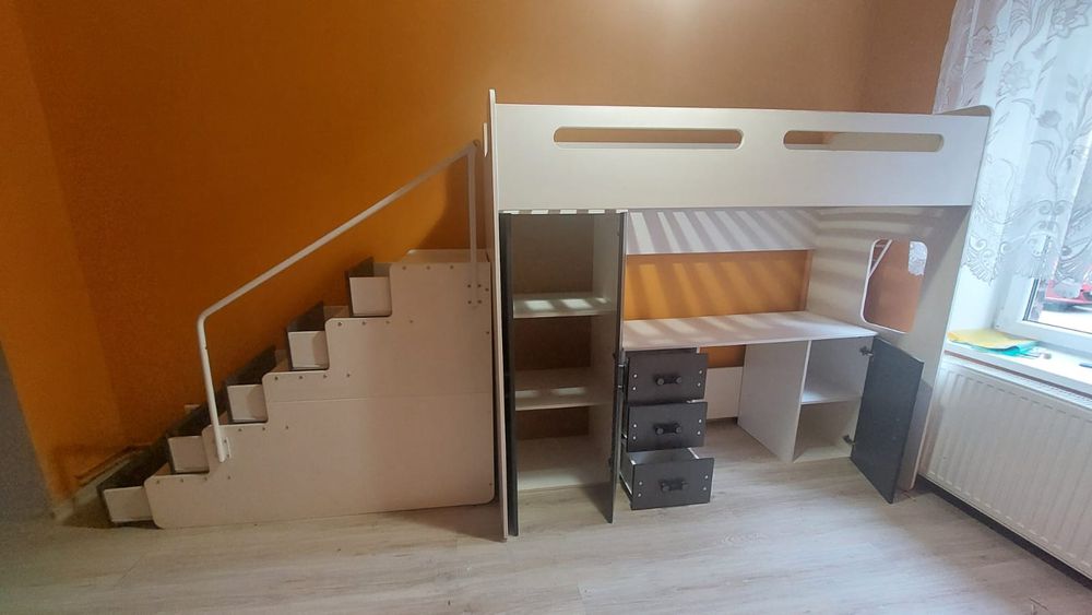 Łóżko z biurkiem i szafą