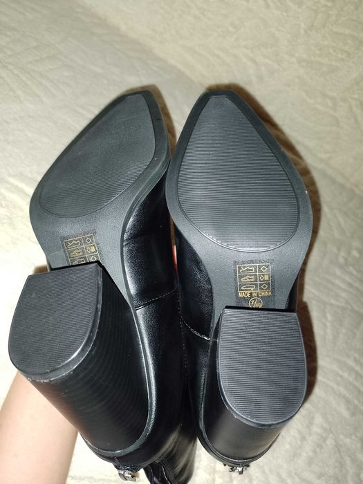 (40) Boohoo/ Czarne Botki kowbojki z blaszką w pudełku z Londynu, NOWE