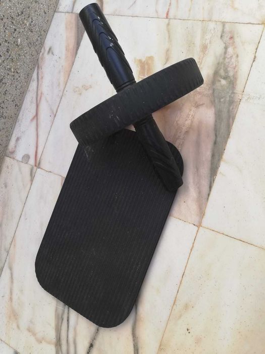 Roda para abdominal com tapete protetor para joelho, preto e vermelho