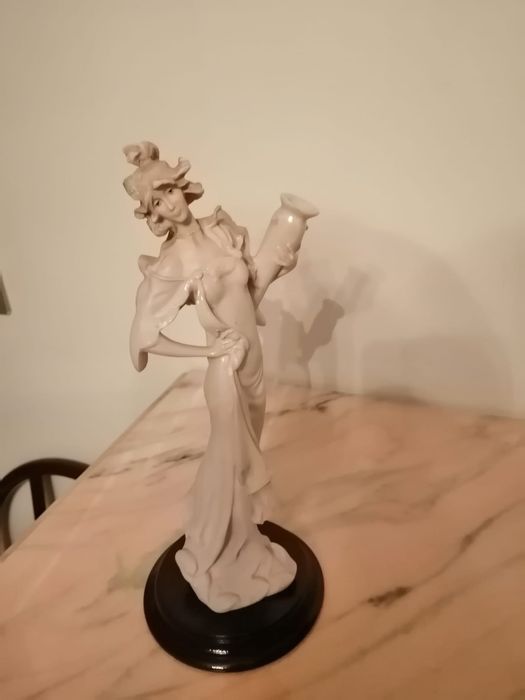 Várias estatuetas de senhoras em Marfinite