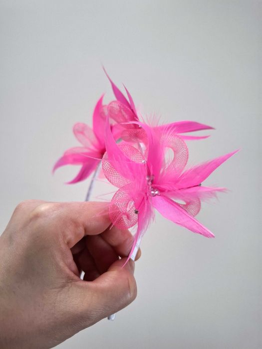 Fascynator w kolorze różu – ręcznie wykonany, na opasce
