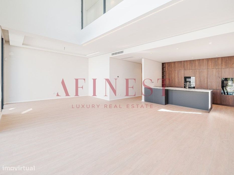 Moradia T4 de Luxo com Rooftop e Vistas Panorâmicas em Cascais