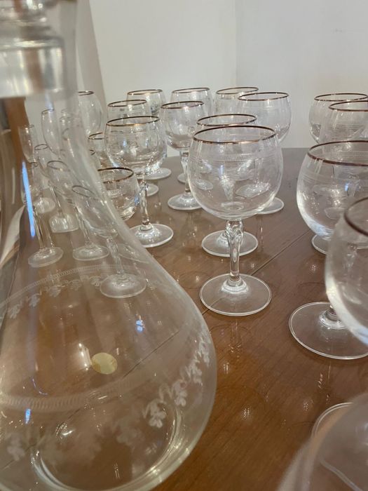 Conjunto de 50 copos de cristal com jarro e garrafa
