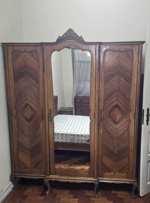 Vendo mobília de quarto completa em madeira maciça