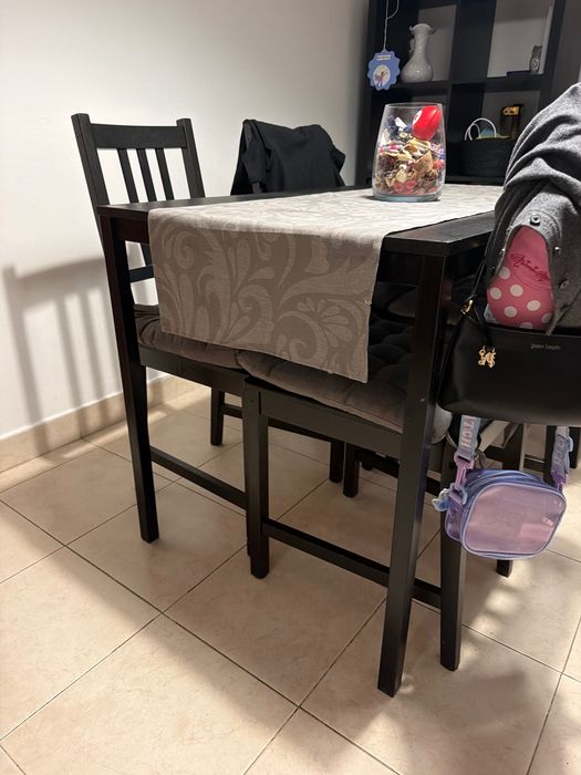 Mesa preta e cadeiras IKEA.