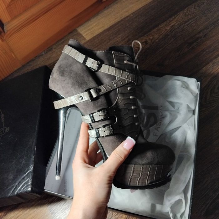 Жіночі ботильйони на високих підборах