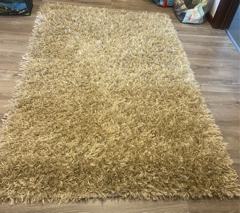 Tapete em tons dourado/bege