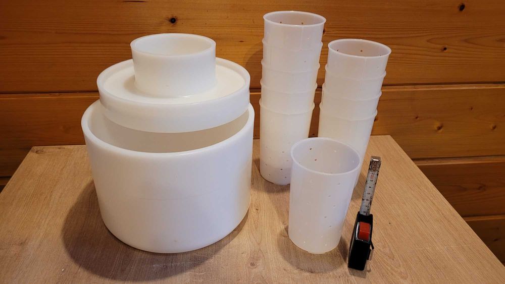 Pojemniki do wytwarzania twarogu i sera.