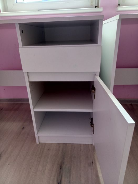 Dwa białe biurka dla dziewczynki