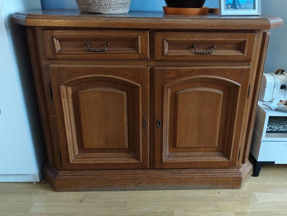 OKAZJA! Zestaw solidnych mebli DĘBOWYCH – Duża komoda + Słupek