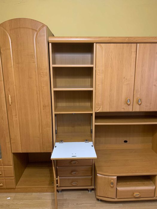 Duża, pojemna meblościanka, szafa z lustrem, witryna – idealna do salonu
