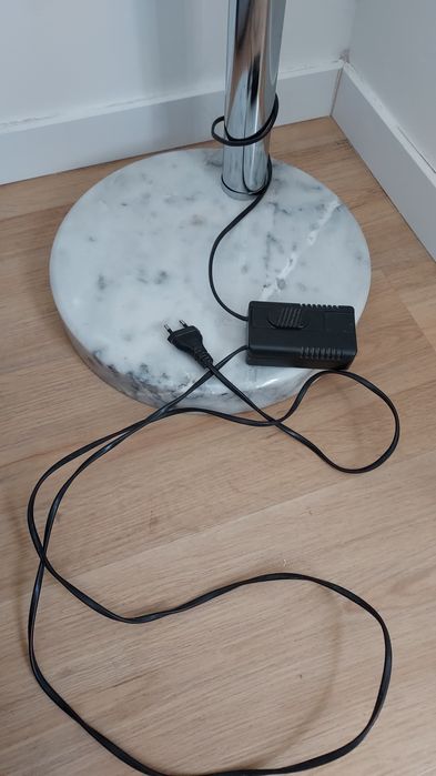 Candeeiro de pé em arco 3 lampadas com  base de pedra