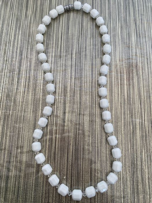 Colar de vitagem branco