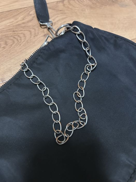 Mała torebka z łańcuszkiem