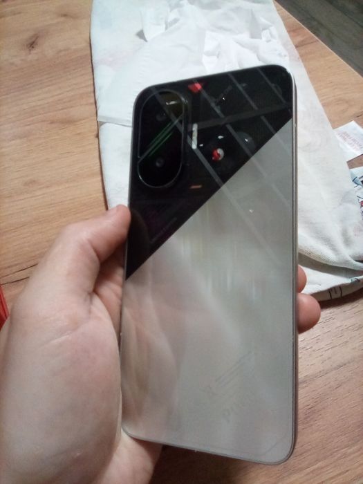 Poco  F7  12/256