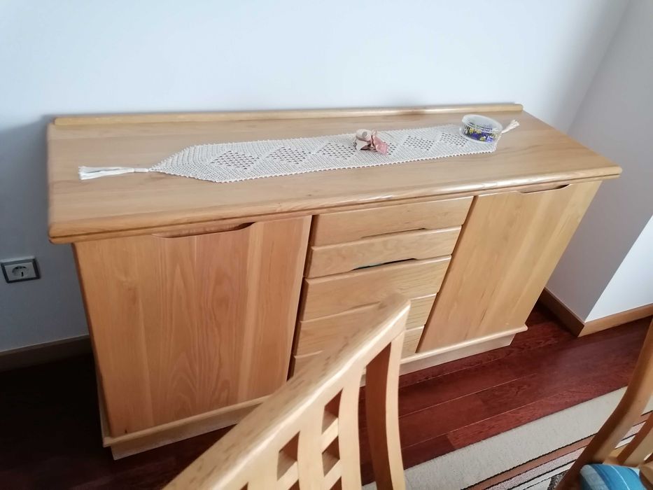 Mobília de jantar (mesa e móvel)