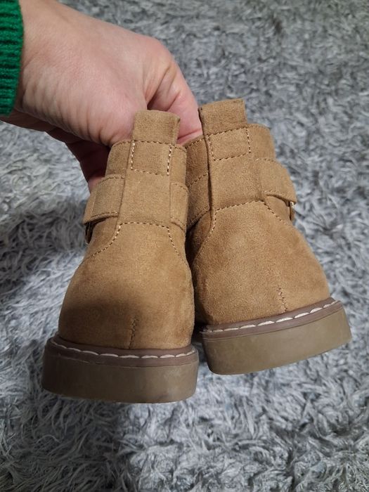 Botas tamanho 32 e sandalias tamanho 32