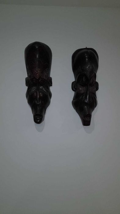 Máscaras em madeira preta