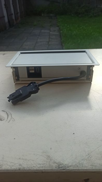 System gniazd chowanych w blacie, mediaport BACH MANN CONI. 2x230V + HDMI + Cat5e.