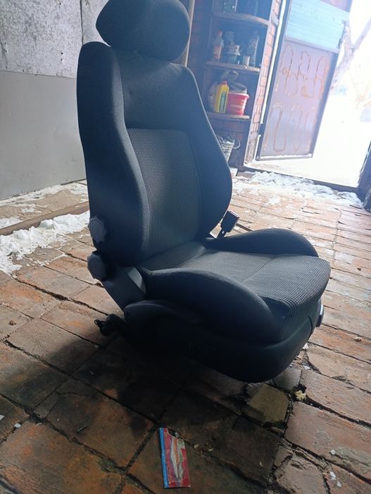 Седюшка сіра от Кіа соренто і чорне от Фольксваген гольф