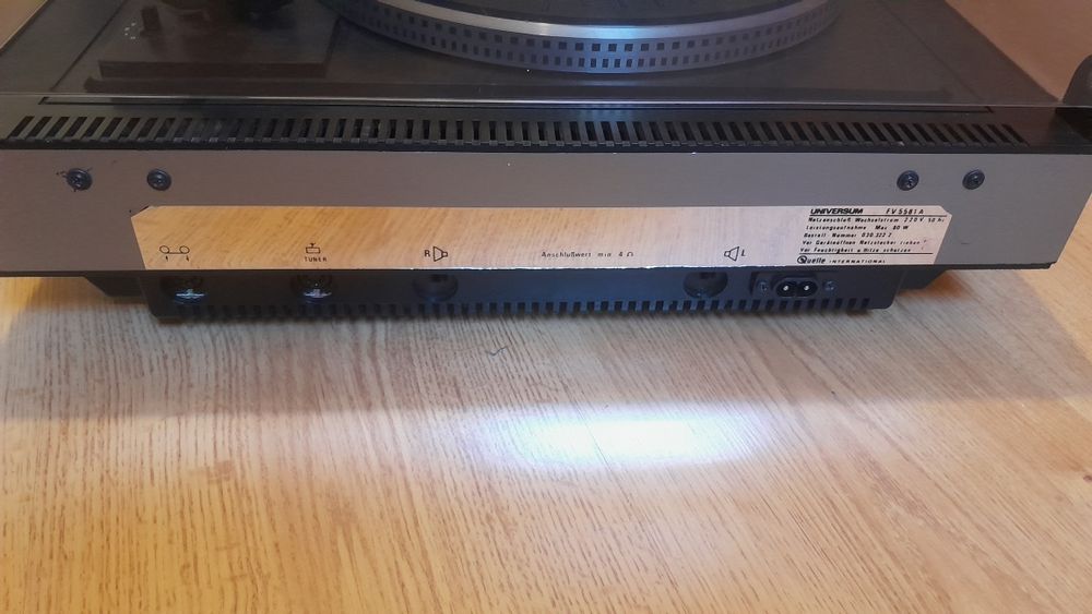 Gramofon Universum ze wzmacniaczem