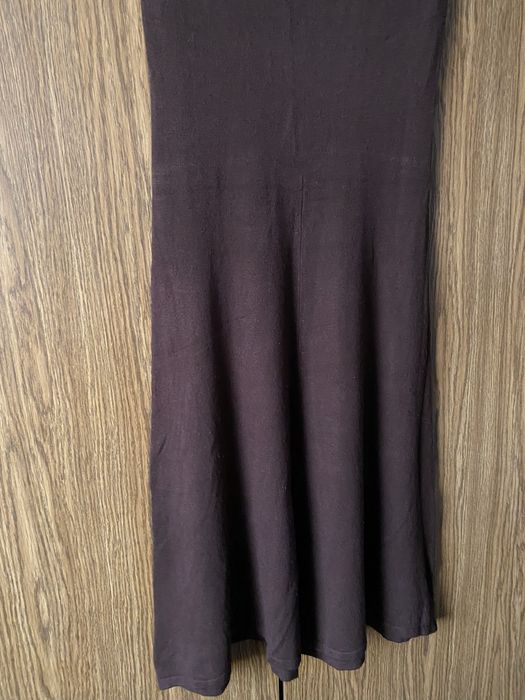 Brązowa długa elastyczna sukienka ala sweter na zimniejsze dni Zara