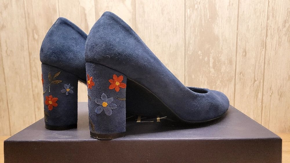 Czółenka ze zdobionymi obcasami