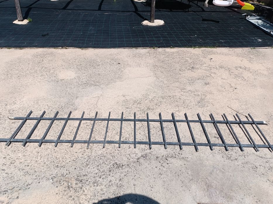 Portões e gradeamentos em ferro tratado .