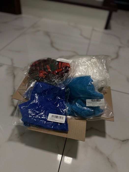 Box z nowymi damskimi rzeczami marki Prettylittlething.