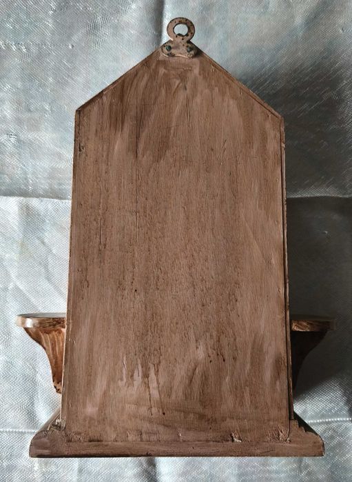 Oratório antigo com santa