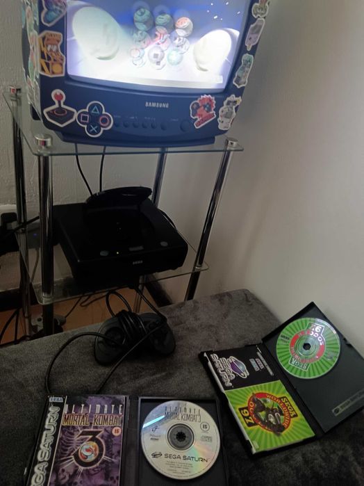 Sega Saturn consola 2 jogos e 1 comando